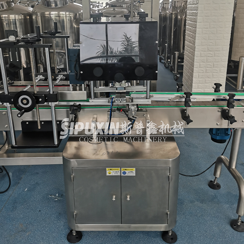 Machine de remplissage de liquide de haute qualité avec dispositif de plafonnement
