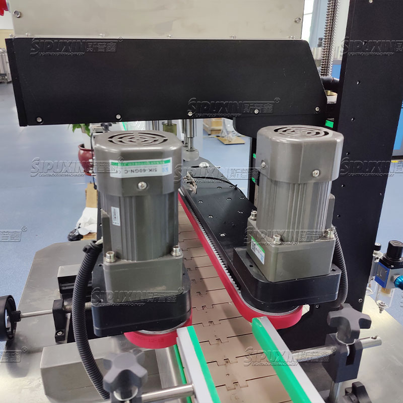 Prix ​​d'usine Machine de coiffage à grande vitesse pour bouteille en plastique Machinerie de coiffage pneumatique avec contrôle PLC